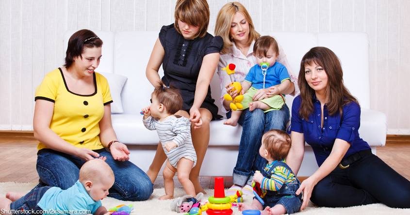 Frauen und Kinder spielen